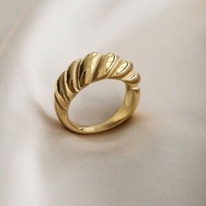 Croissant Twisted Rope Ring – 18K Gold Plated Stainless Steel